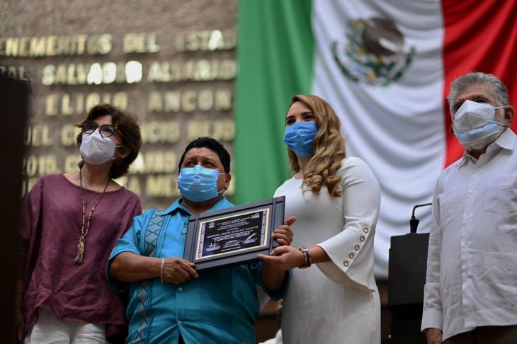 Reconocen al profesor Manuel Rosado con medalla Pánfilo Novelo Martín
